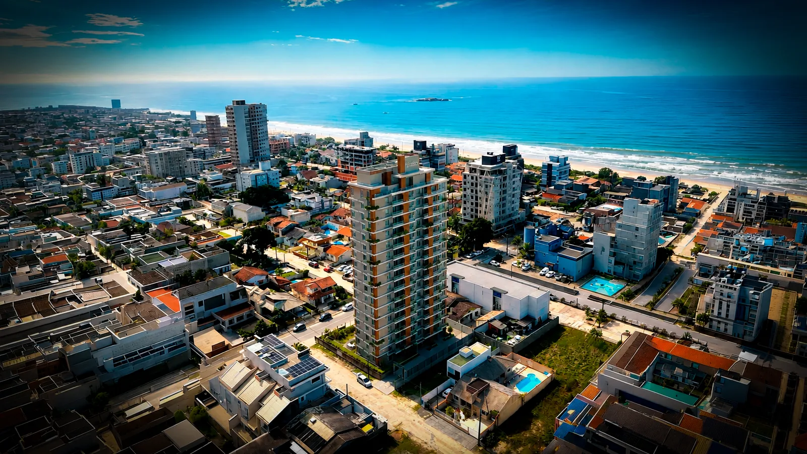 Vista aérea do Bossa Itapoá, com a praia ao fundo